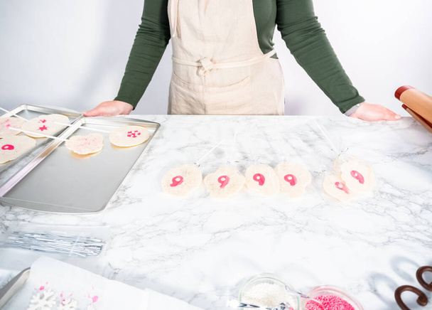 Zelfgemaakte bessensmaak lolly 's met sneeuwvlokken. - Foto, afbeelding