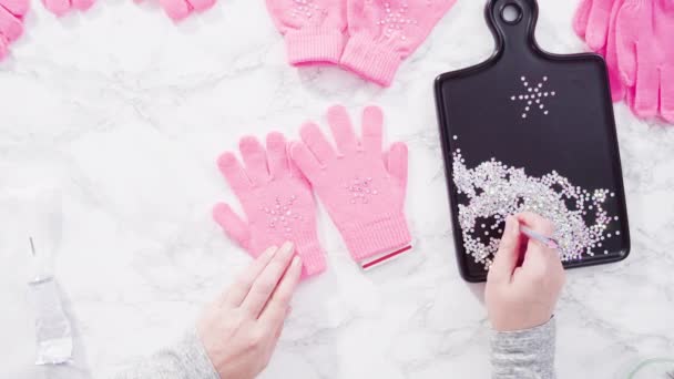 Strass rosa bambini guanti con forme fiocco di neve. - Filmati, video