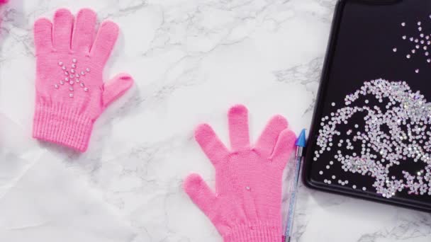 Rhinestone różowe rękawiczki dla dzieci z kształtami płatków śniegu. - Materiał filmowy, wideo