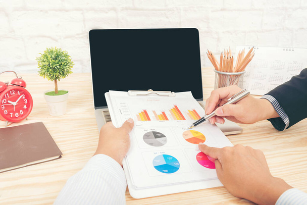 Pracovník v kanceláři, který pracuje společně s grafem Excel, s tabulkovým dokumentem, který zobrazuje podnikání v oblasti informačního finančního spouštění. Finanční plánování ziskového rozpočtu účetního projektu. - Fotografie, Obrázek