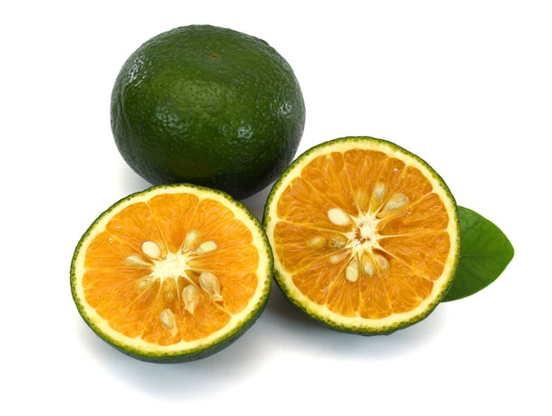 Rebanada de fruta naranja aislada sobre fondo blanco - Foto, Imagen