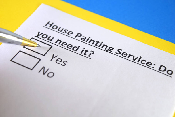 Una persona está respondiendo a la pregunta sobre el servicio de pintura de la casa. - Foto, Imagen