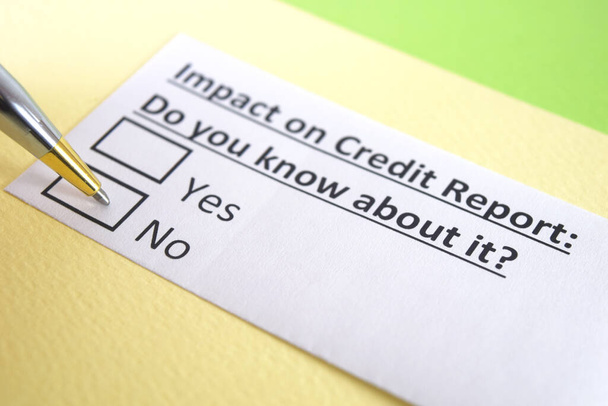 Uma pessoa está respondendo a pergunta sobre o relatório de crédito. - Foto, Imagem