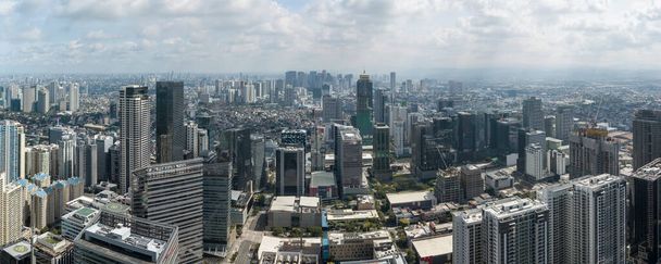 Bonifacio Global City, Taguig, Metro Manila - Panoramaantenne der Skyline von Fort Bonifacio. Makati-Skyline im Hintergrund sichtbar. - Foto, Bild