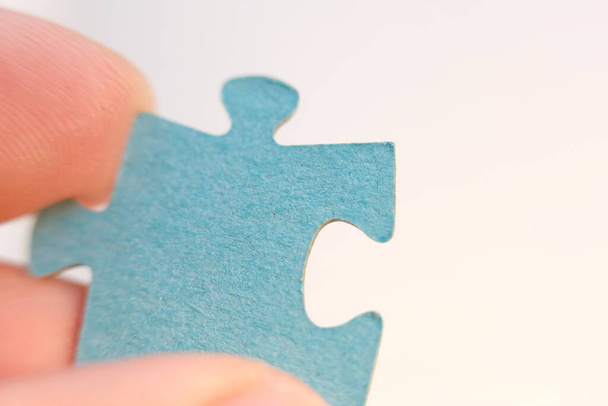 Chiudi Jigsaw puzzle. Soluzioni aziendali, successo e strategia. Concetto di uomo d'affari. sfondo del puzzle - Foto, immagini
