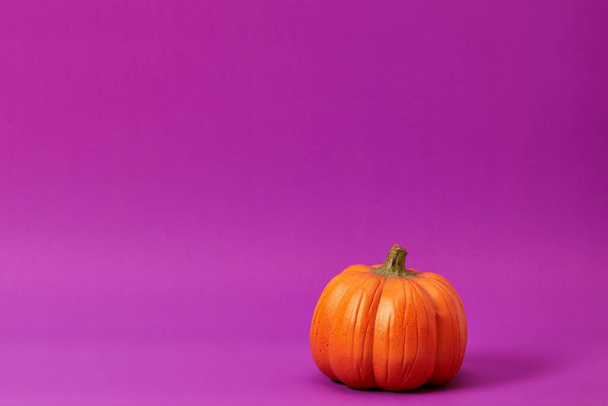 Šťastný Halloween dýně dekorace fialové pozadí. minimální - Fotografie, Obrázek