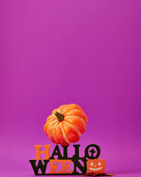 Happy Halloween Pumpkin dekoracji fioletowe tło. minimalna - Zdjęcie, obraz