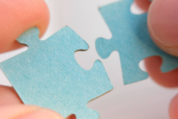 Chiudi Jigsaw puzzle. Soluzioni aziendali, successo e strategia. Concetto di uomo d'affari. sfondo del puzzle - Foto, immagini
