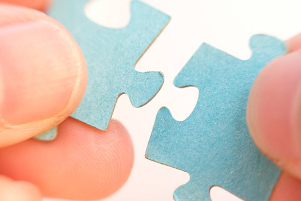 Sluit de puzzel met Jigsaw. Zakelijke oplossingen, succes en strategie concept. Zakenman concept. decoupeerzaag - Foto, afbeelding