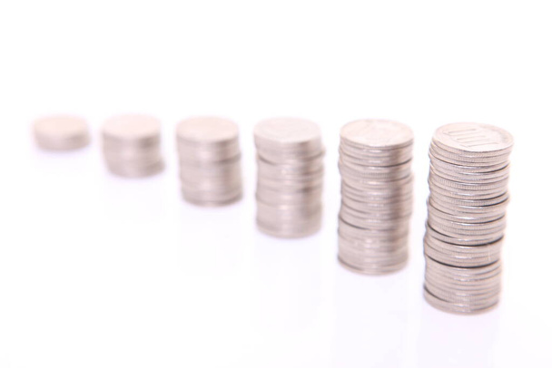 columnas crecientes de monedas japonesas de 100yen aisladas sobre fondo blanco - Foto, imagen