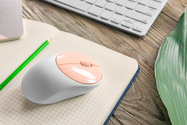 Moderne PC-Maus und Notebook auf dem Tisch - Foto, Bild