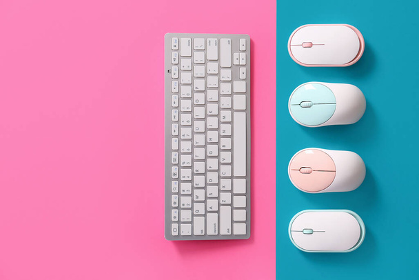 Современные устройства мыши PC и клавиатура на цветном фоне - Фото, изображение