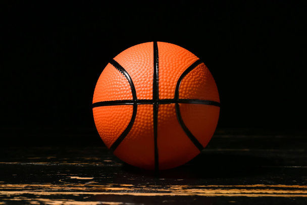 Palla per giocare a basket su sfondo scuro - Foto, immagini