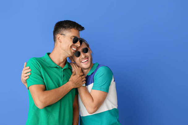 щаслива пара геїв на кольоровому фоні
 - Фото, зображення