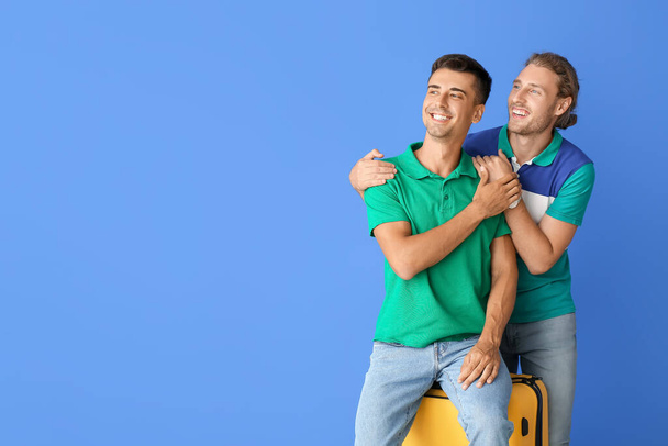 Пара голубых туристов на цветном фоне - Фото, изображение