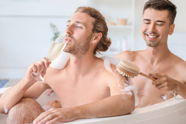 Šťastný gayové pár tráví čas v koupelně - Fotografie, Obrázek