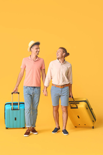 Couple of gay tourists on color background - Fotografie, Obrázek