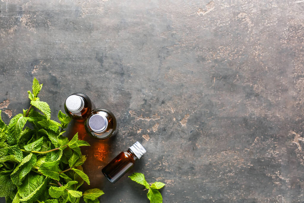 Mint essential oil on table - 写真・画像