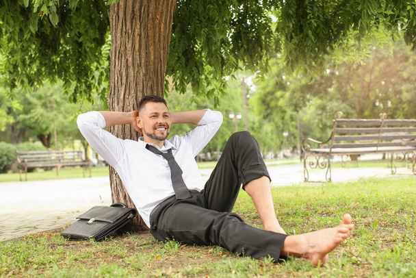 Hombre de negocios guapo relajándose en el parque - Foto, Imagen