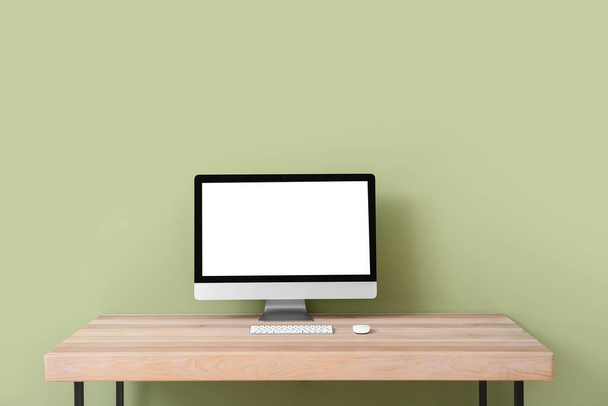 Moderno monitor per PC sul tavolo vicino alla parete a colori - Foto, immagini