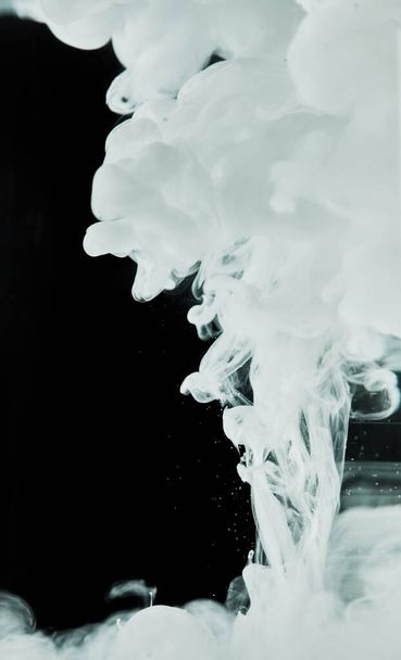 Színes Absztrakt festészet Akril festés háttér textúra vízben létrehoz egy érdekes absztrakció ellen fekete háttér. Fehér színű spray. - Fotó, kép