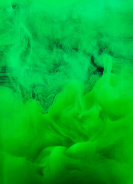 Πολύχρωμο Αφηρημένη Ζωγραφική Ακρυλική ζωγραφική υφή φόντου στο νερό δημιουργεί μια ενδιαφέρουσα αφαίρεση σε ένα μαύρο φόντο. Σπρέι πράσινων χρωμάτων. - Φωτογραφία, εικόνα