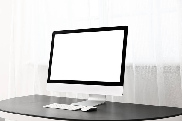 Moderni PC-näyttö pöydällä ikkunan lähellä - Valokuva, kuva