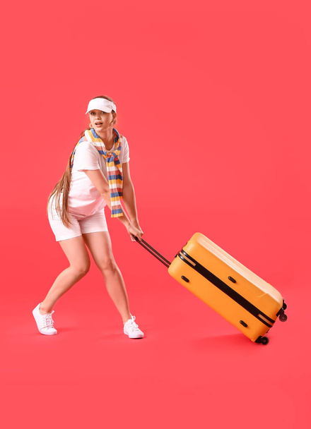 Młoda kobieta z walizką na tle koloru. Koncepcja podróży - Zdjęcie, obraz
