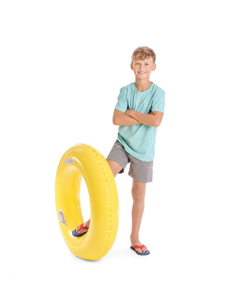 Netter kleiner Junge mit aufblasbarem Ring auf weißem Hintergrund - Foto, Bild
