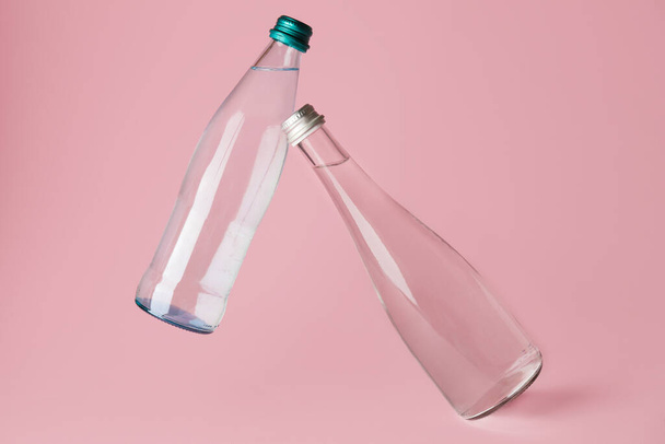 Bottles of clean water on color background - Foto, Imagem