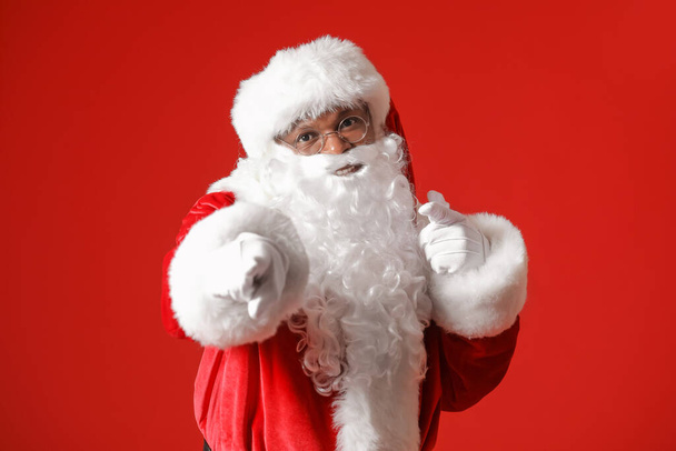 Cool African-American Santa Claus on color background - Foto, afbeelding
