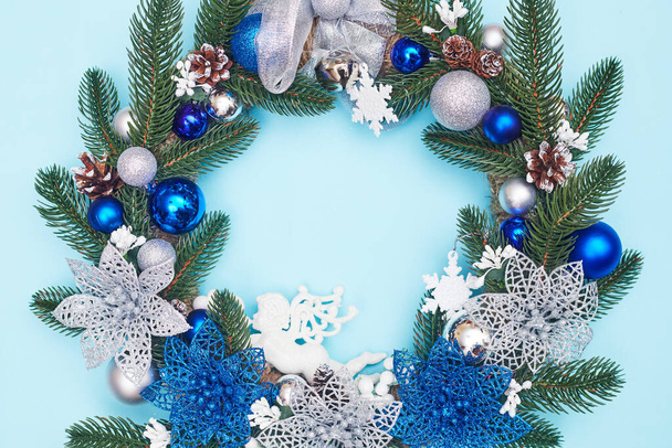 christmas wreath on a blue background, flatley, copy space - Фото, зображення