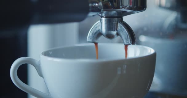 Készítek egy csésze erős kávét egy kávéfőzőben. - Felvétel, videó