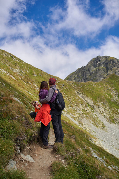 Családi túrázás a hegyekbe hátizsákkal - Fotó, kép