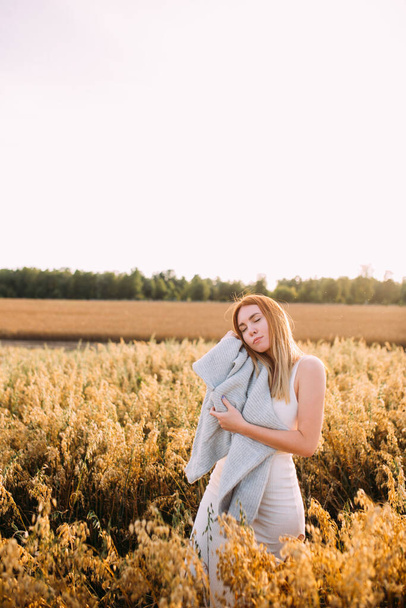 red-haired girl in the field - 写真・画像