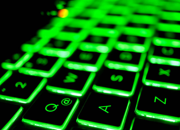 Teclado de juego de ordenador portátil con luces verdes. - Foto, Imagen