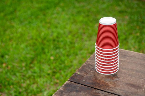 Tasses jetables pour le jeu de pong de bière sur la fête de terrain de jeu - Photo, image