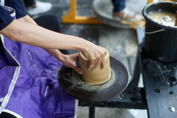 Hand van middeleeuwse ambachtsman vrouwtje maakt een pot van klei - Foto, afbeelding