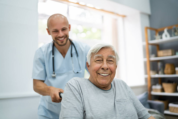 Senior Healthcare Caregiver And Happy Elder Patient - Foto, immagini
