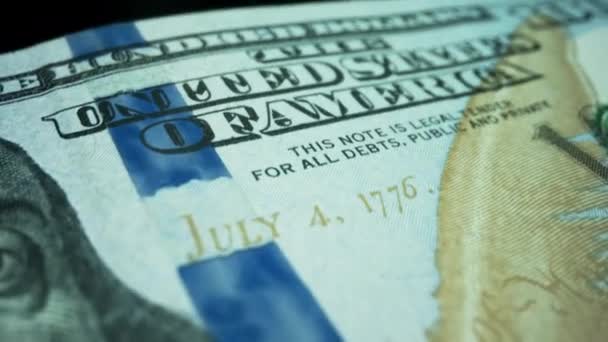 Χρήματα σε μετρητά. Νέο τραπεζογραμμάτιο 100 δολαρίων σε μαύρο φόντο - Πλάνα, βίντεο