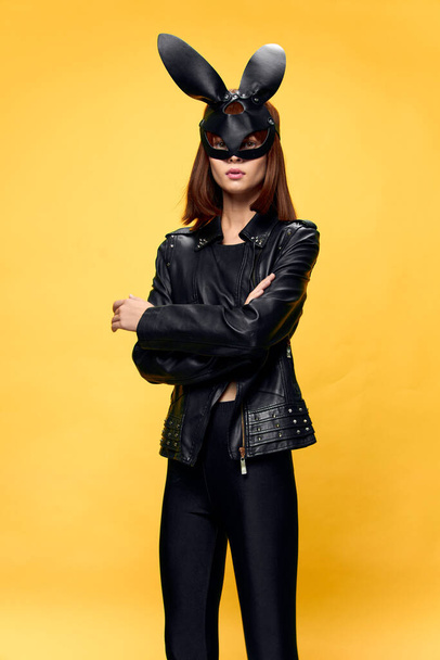 Szexi nő nyúl maszk és fekete öltöny, kísértés - Fotó, kép