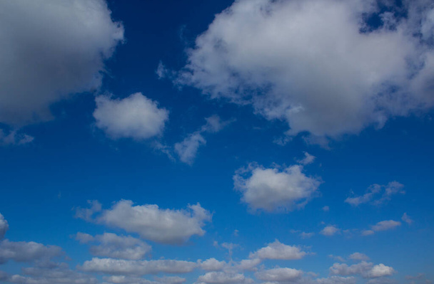 Cielo blu con le nuvole. Giornata di sole foto. - Foto, immagini