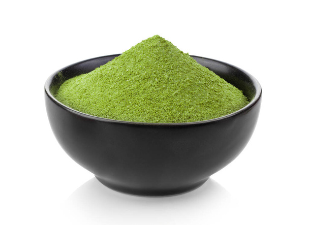 instant matcha groene thee in zwarte kom geïsoleerd op witte achtergrond - Foto, afbeelding