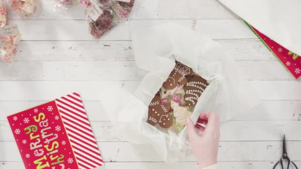 Συσκευασία σπιτική fudge και μπισκότα σε ένα χριστουγεννιάτικο κουτί δώρου. - Πλάνα, βίντεο