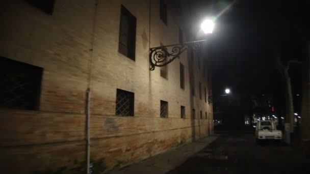 Reggio emilia πλευρά του θεάτρου κοιλάδες στην Piazza della Vittoria τη νύχτα - Πλάνα, βίντεο