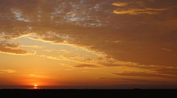 Ранним утром солнце в поле - Фото, изображение