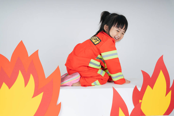 jolie asiatique thai gosse dans pompier uniforme. - Photo, image