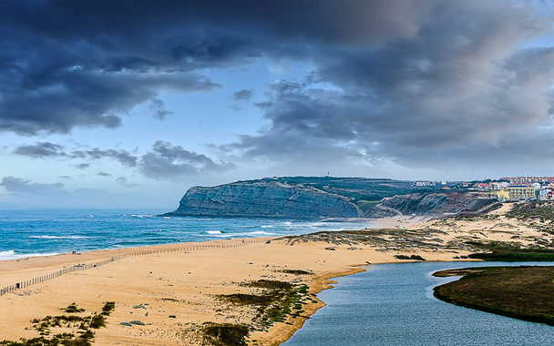 Пейзаж на португальському узбережжі Атлантичного океану з скелястим пляжем і хмарним небом. - Фото, зображення