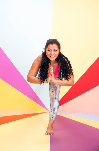 junge Frau in Yoga-Pose - Foto, Bild