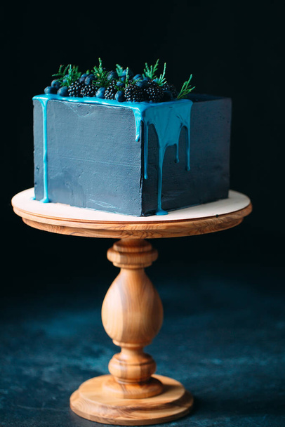 Blue cake decorated with blackberries and blueberries. - Valokuva, kuva